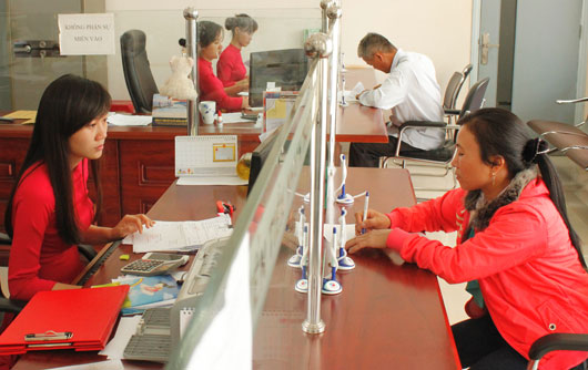 Người dân đến làm thủ tục vay vốn tại Quỹ tín dụng nhân dân Cao su Đắk Nông