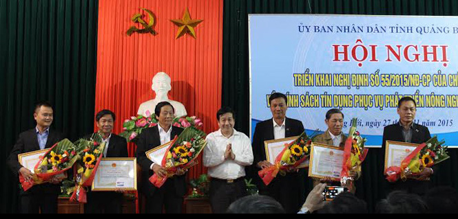 Đồng chí Nguyễn Xuân Quang UVTV Tỉnh ủy, Phó Chủ tịch Thường trực UBND tỉnh trao bằng khen của UBND tỉnh cho các tập thể đạt thành tích cho vay nông nghiệp.