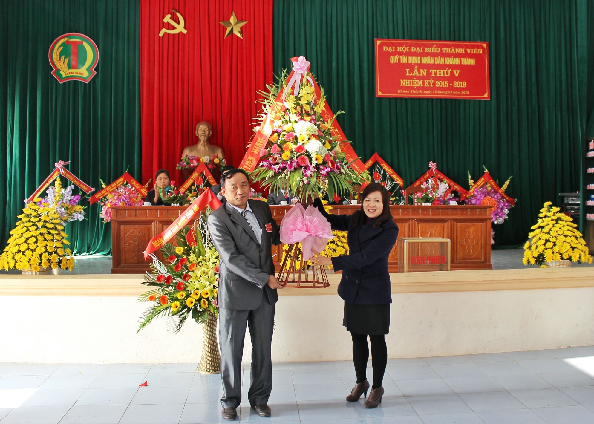 Đồng chí Lê Thị Tâm, Phó Chủ tịch Liên minh HTX tỉnh tặng hoa chúc mừng Đại Hội.