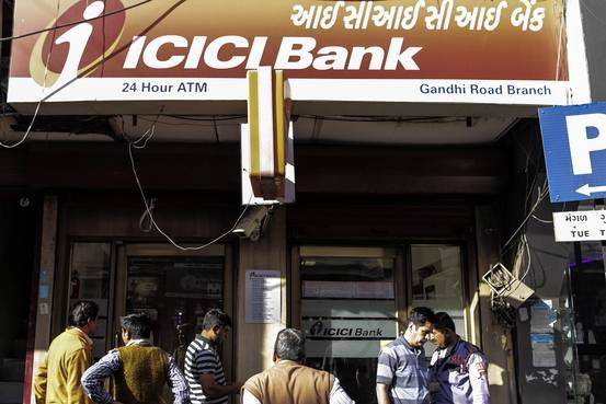 Khách hàng đang tụ tập bên ngoài chi nhánh ngân hàng ICIC tại Ahmadabad, Gujarat, Ấn Độ