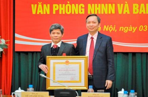 Phó Thống đốc Đào Minh Tú trao Huân chương Lao động hạng Ba của Chủ tịch nước cho đồng chí Đặng Văn Tới – Phó Chánh Văn phòng