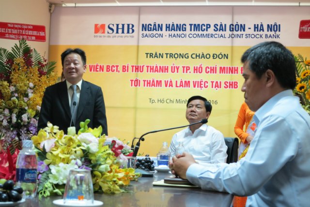 Bí Thư Định La Thăng (ngồi giữa) và ông Đỗ Quang Hiển – Chủ tịch HĐQT SHB (đứng, trái ngoài cùng) trong buổi gặp hôm 17-3. 