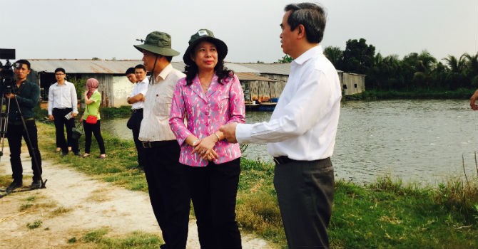 Thống đốc Nguyễn Văn Bình đến thăm và khảo sát tại hộ gia đình nuôi cá theo chuỗi liên kết cá tra.