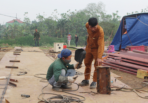 Nhờ được vay vốn mở xưởng cơ khí đóng tàu, gia đình anh Nguyễn Văn Tuyến ở khu 1 phường Dữu Lâu nâng cao thu nhập và giải quyết việc làm cho hơn 20 lao động.