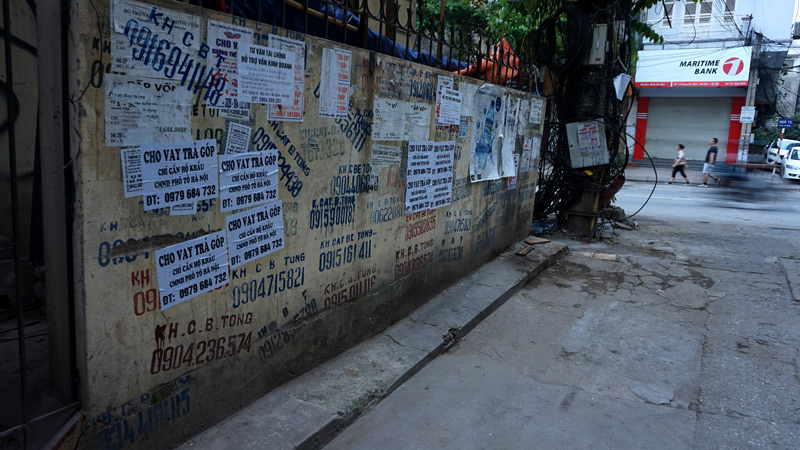 Quảng cáo tín dụng đen nhem nhuốc bức tường một con ngõ trên phố Giang Văn Minh (Ba Đình - Hà Nội).