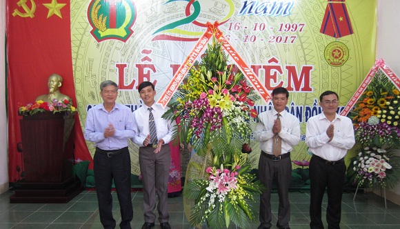 Ông Huỳnh Quang Tiên Bí thư thị uỷ và Ông Lê Trường Sơn chủ tịch uỷ ban nhân dân thị xã Đồng Xoài  tặng hoa cho đại diện lãnh đạo Quỹ tín dụng Nhân dân Đồng Xoài nhân dịp lễ kỷ niệm 20 năm ngày thành lập(16/10/1997 – 16/10/2017)