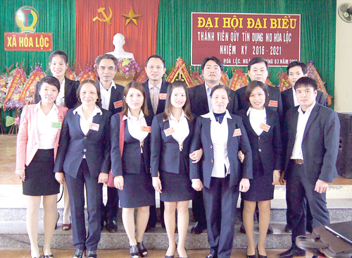 Đại diện Ngân hàng Nhà nước và lãnh đạo UBND xã Hoà Lộc chụp ảnh lưu niệm cùng cán bộ, nhân viên Quỹ TDND Hòa Lộc nhân đại hội cổ đông.