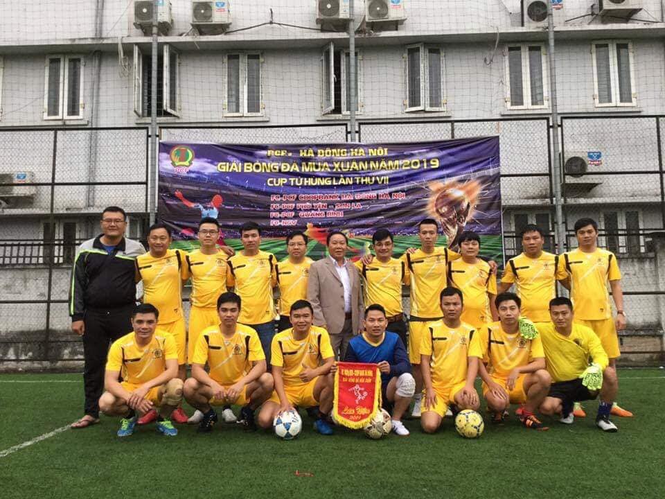 Tập thể lãnh đạo và các cầu thủ PCF Quảng Bình
