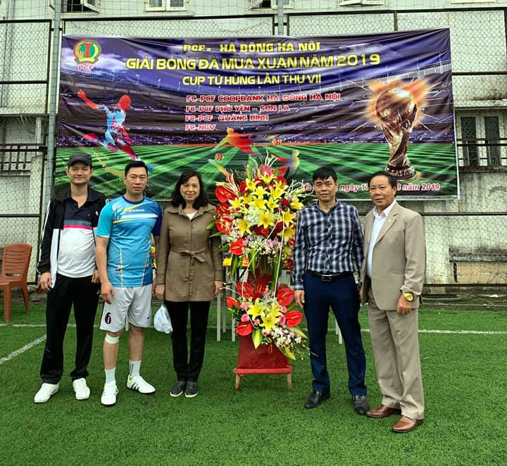 Lãnh đạo Hiệp hội Quỹ tín dụng nhân dân Việt Nam chụp ảnh lưu niệm cùng Ban tổ chức giải đấu