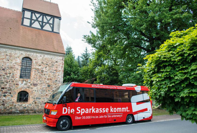 ở các vùng nông thôn tại Đức, Mobile Banking lại được hiểu là những chiếc xe tải di động cho phép thực hiện các giao dịch ngân hàng.