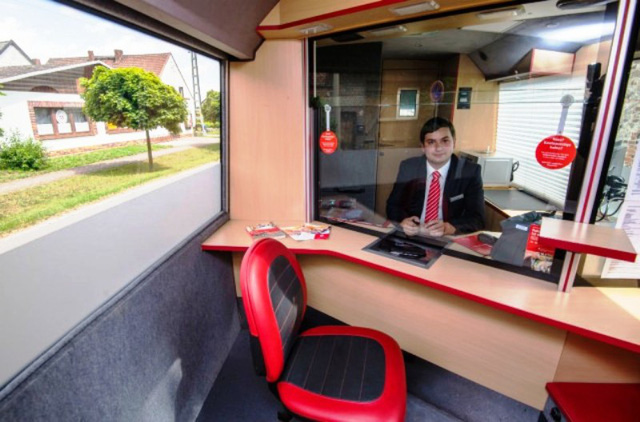 ông Jürgen Schaller - Giám đốc quản lý của một ngân hàng tiết kiệm nhà nước lại phải vào vai một tài xế lái chiếc xe tải chuyên cung cấp các dịch vụ ngân hàng di động - Mobile Banking đến khu vực nông thôn.