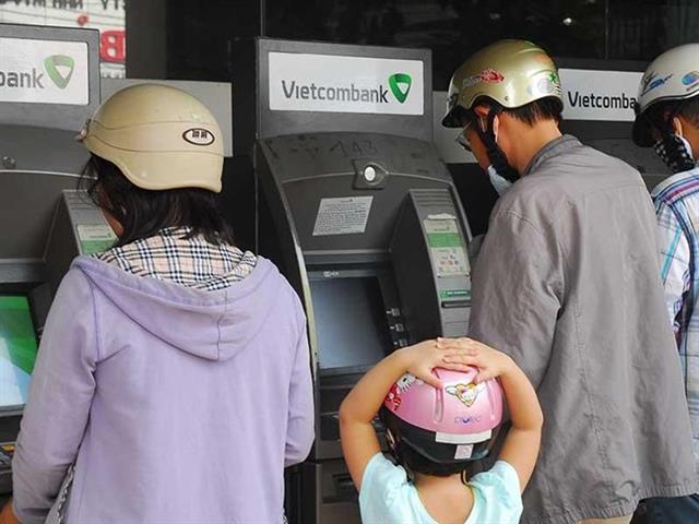Kể từ hôm qua (28-5), bảy ngân hàng thương mại đã phát hành những chiếc thẻ ATM làm bằng công nghệ chip thay cho thẻ từ đang sử dụng hiện nay