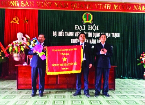 Đồng chí Mai Xuân Toàn – Trưởng ban TĐKT tỉnh trao tặng Cờ thi đua cấp tỉnh cho đơn vị 
