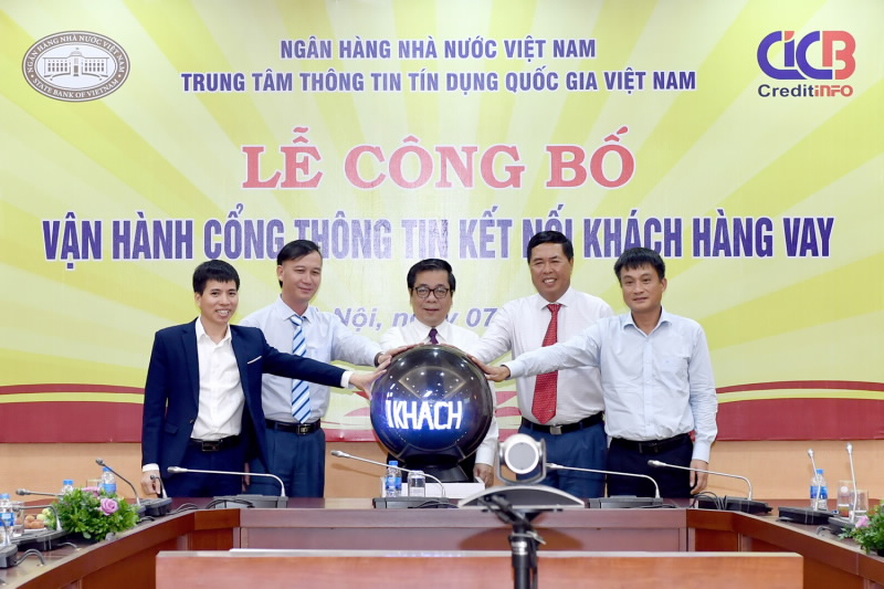 Phó Thống đốc Nguyễn Kim Anh cùng Ban lãnh đạo CIC bấm nút vận hành chính thức Cổng thông tin kết nối khách hàng vay.