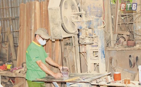 Sử dụng vốn vay hiệu quả, cơ sở sản xuất đồ gỗ Hoàn Thơm (thôn Lục Nam, xã Thái Xuyên, huyện Thái Thụy) đạt doanh thu trung bình từ 400 - 500 triệu đồng/tháng.