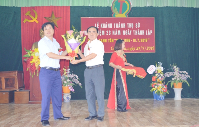 Đ/c Trịnh Xuân Thắng - Huyện ủy viên, Bí thư Đảng bộ xã Canh Tân tặng hoa chúc mừng.
