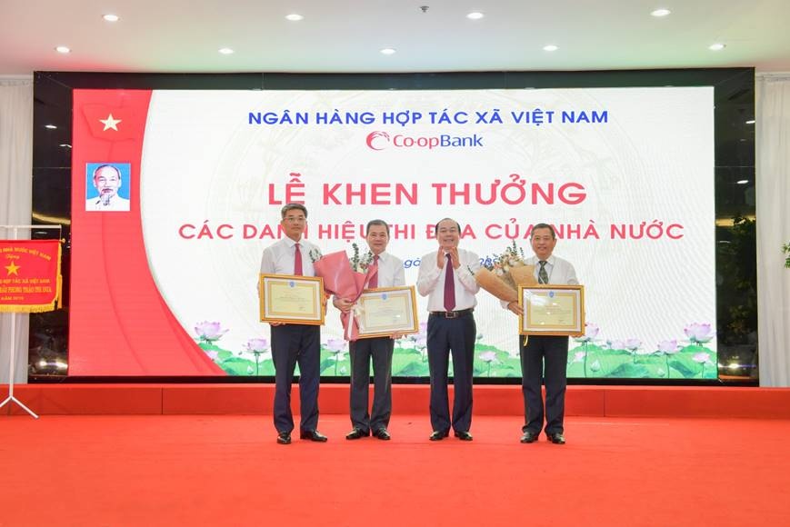 Ông Nguyễn Ngọc Bảo, Bí thư Đảng đoàn, Chủ tịch Liên minh Hợp tác xã trao bằng khen của Liên minh Hợp tác xã cho các tổ chức và cá nhân có thành tích xuất sắc