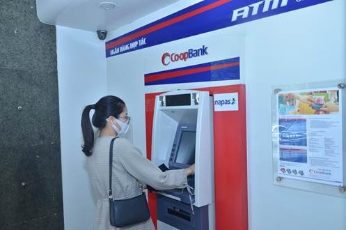 Người dân rút tiền tại cây ATM của Ngân hàng Hợp tác xã Việt Nam