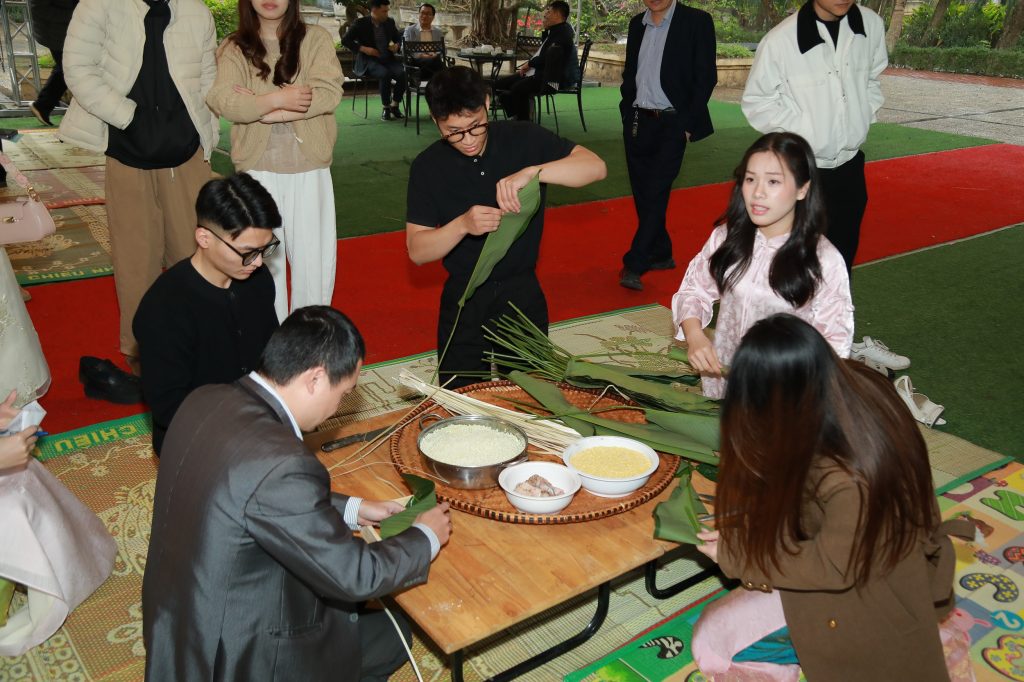 Thi gói bánh chưng