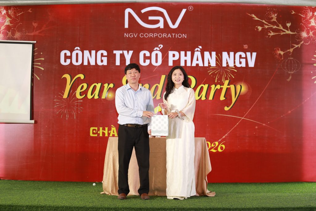 Trao phần quà cho người may mắn