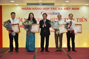 Phó Thống đốc NHNN Nguyễn Kim Anh thừa ủy quyền Thủ tướng Chính phủ tặng Bằng khen cho các cá nhân